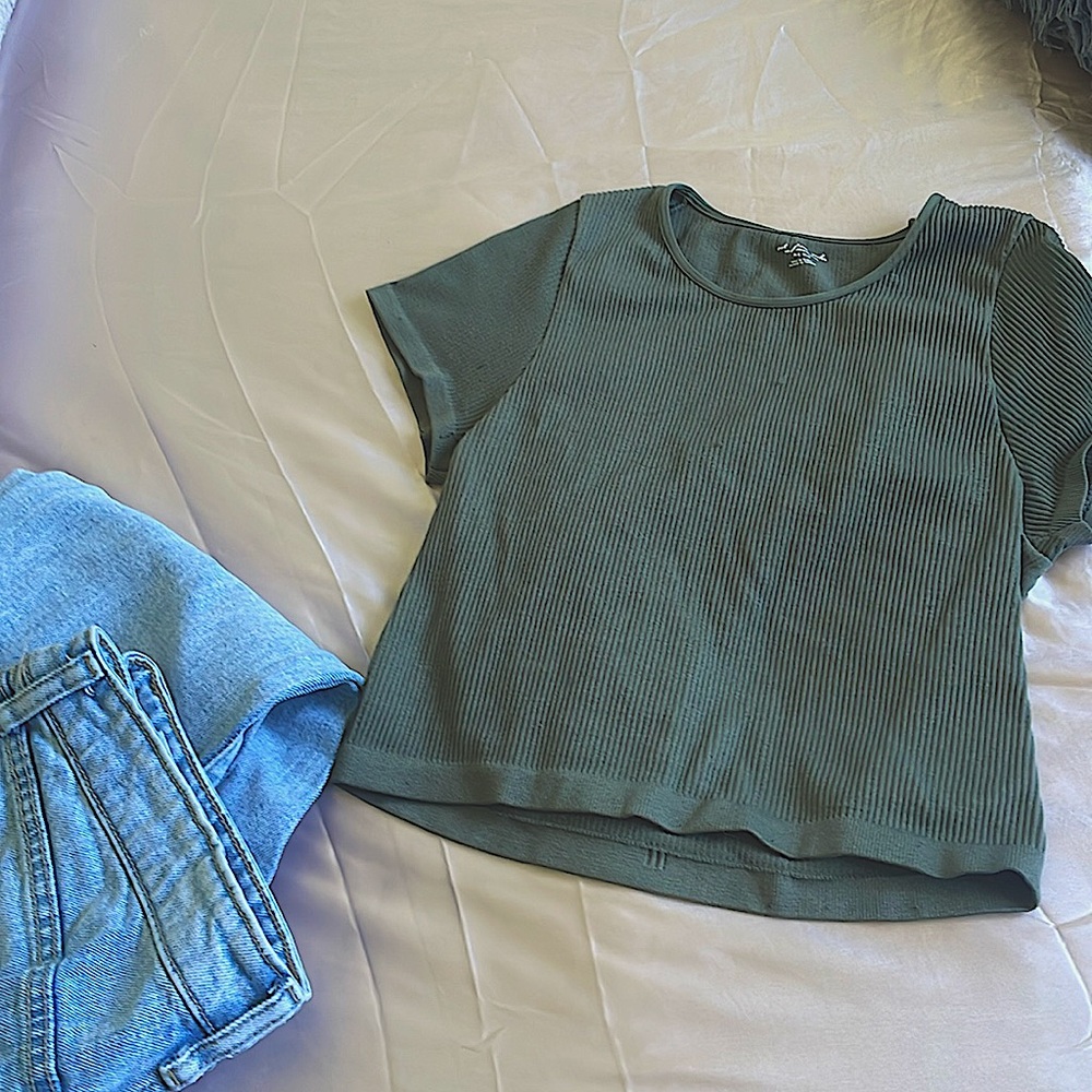 Soft green cropped shirt